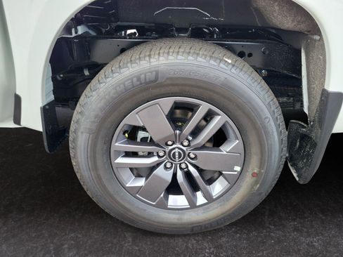 Used 2025 Nissan Frontier SV image 23