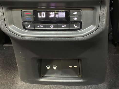 Used 2024 Volkswagen Atlas SEL AWD/4WD image 36