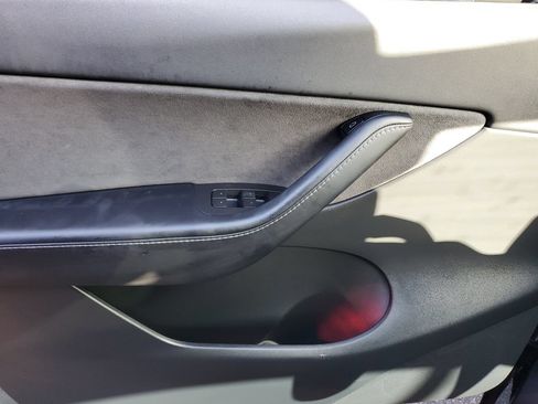 Used 2021 Tesla Model Y Long Range AWD/4WD image 17