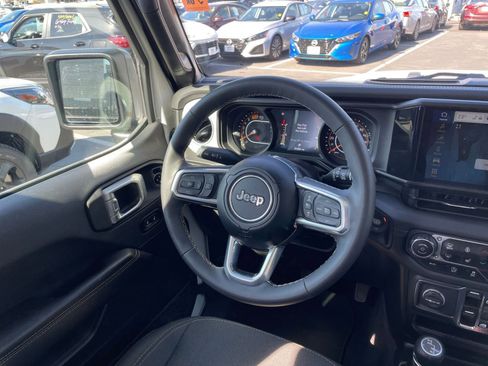 Used 2025 Jeep Wrangler Sahara image 33