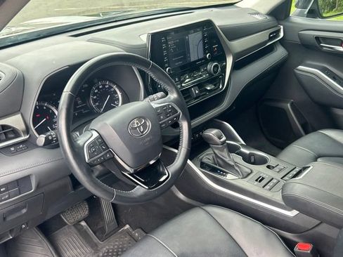 Used 2021 Toyota Highlander XLE AWD/4WD image 26