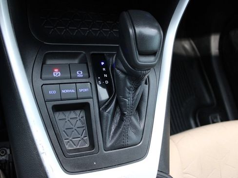 Used 2022 Toyota RAV4 XLE FWD image 17