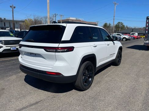Used 2024 Jeep Grand Cherokee Altitude AWD/4WD image 8