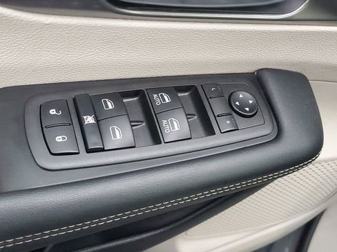 Used 2022 Chrysler Pacifica Touring-L AWD/4WD image 16