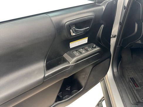 Used 2020 Toyota Tacoma TRD Off-Road image 19