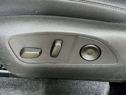 Used 2025 Chevrolet Traverse LT image 11