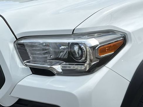 Certified 2021 Toyota Tacoma TRD Off-Road AWD/4WD image 7