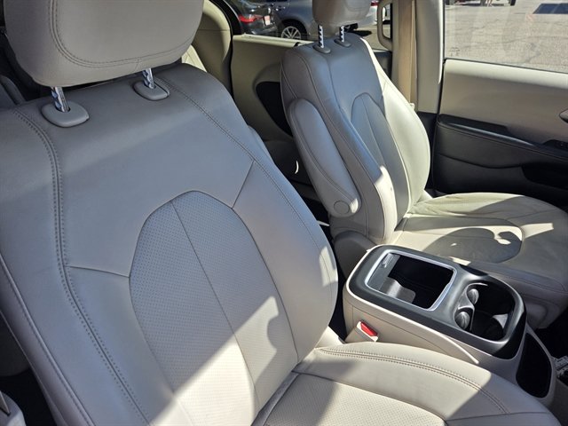Used 2021 Chrysler Pacifica Touring-L FWD image 8