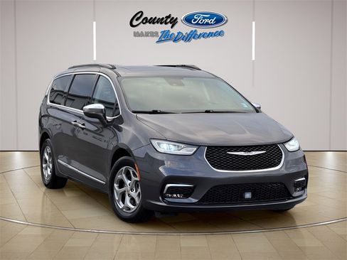 Used 2022 Chrysler Pacifica Limited image 1