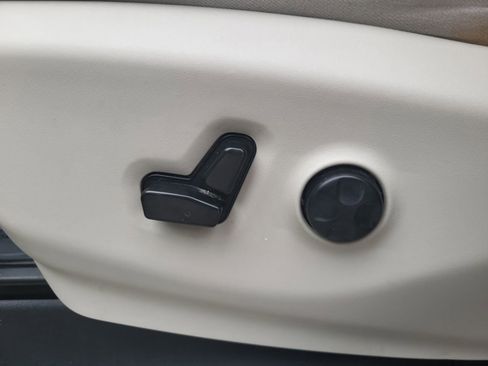 Used 2021 Chrysler Voyager Lxi image 20