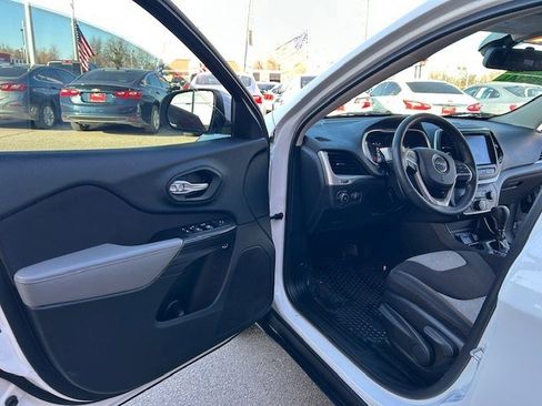 Used 2014 Jeep Cherokee Latitude w/ Cold Weather Group image 17