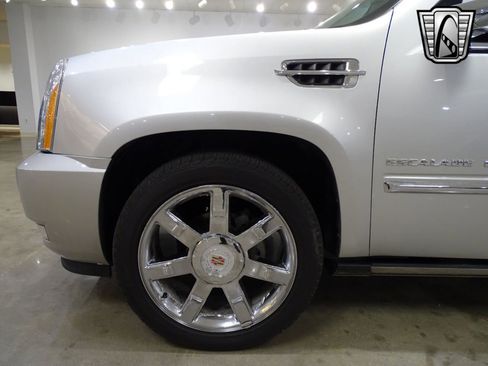 Used 2011 Cadillac Escalade ESV Premium image 12