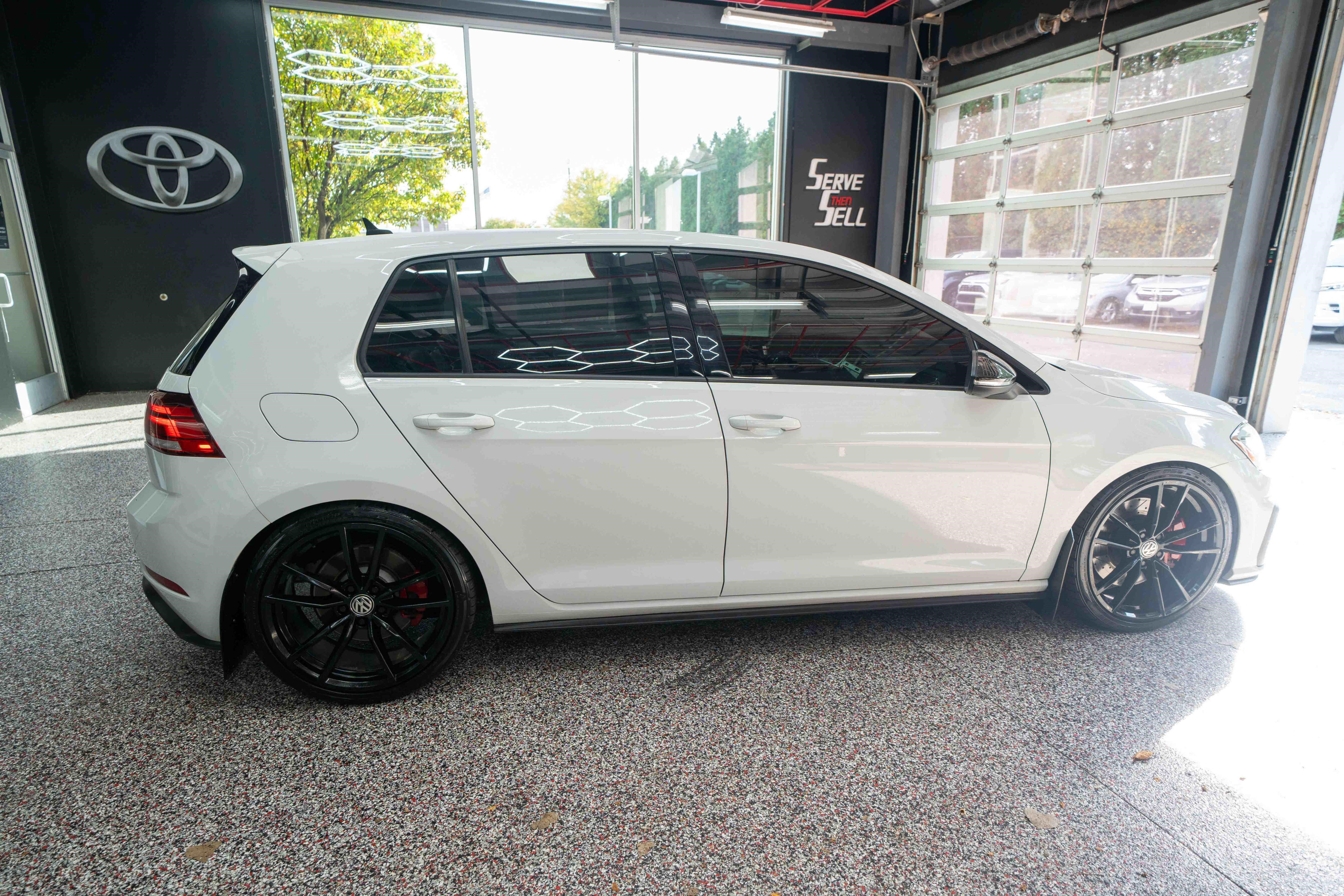 Used 2019 Volkswagen Golf 4-Door FWD image 4