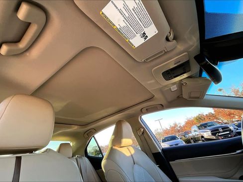 Used 2018 Toyota Camry XLE image 13