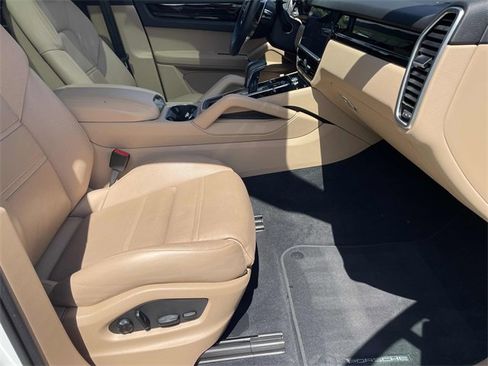 Used 2023 Porsche Cayenne image 6