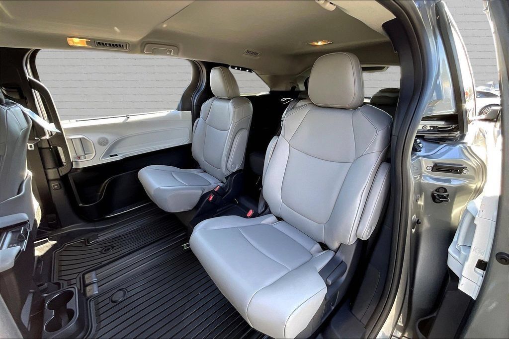 Used 2026 Toyota Sienna XLE FWD image 22