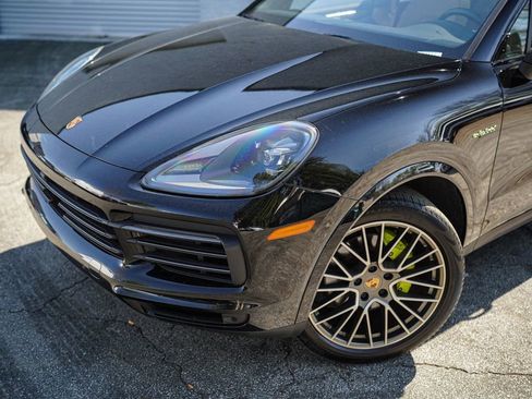 Used 2023 Porsche Cayenne Platinum Edition image 2