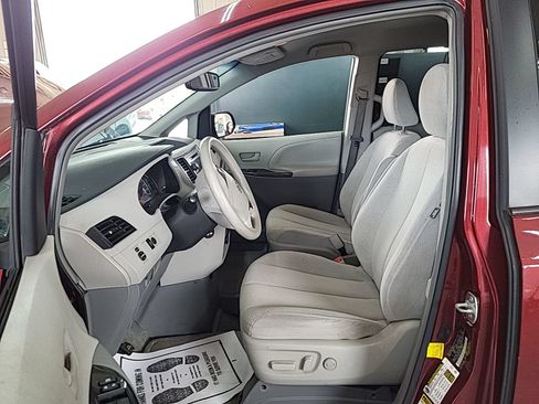 Used 2012 Toyota Sienna LE FWD image 8