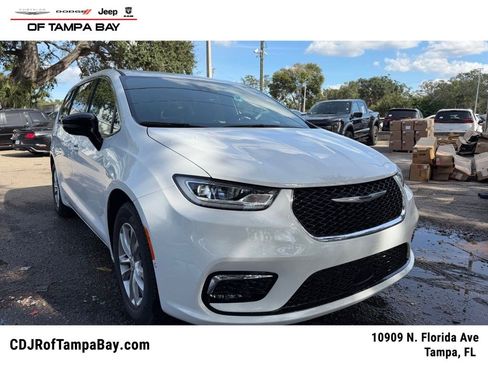 New 2026 Chrysler Pacifica Select FWD image 1