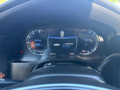 Used 2019 Cadillac Escalade Luxury AWD/4WD image 21