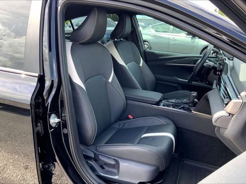 Used 2025 Toyota Camry SE FWD image 9