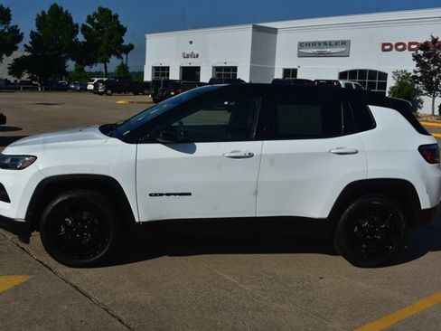 Used 2022 Jeep Compass Latitude w/ Sun and Sound Group AWD/4WD image 9