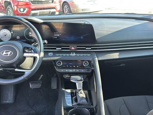 Used 2025 Hyundai Elantra SEL image 12