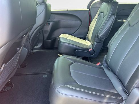 Certified 2025 Chrysler Pacifica Select AWD/4WD image 14