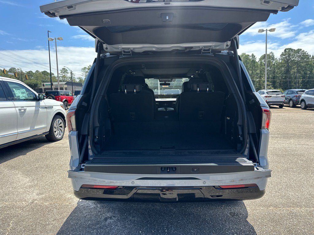 New 2025 Lincoln Navigator Reserve w/ Jet Appearance Package AWD/4WD image 16