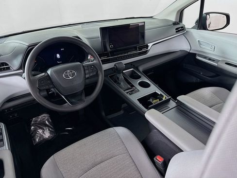 Certified 2025 Toyota Sienna LE image 18