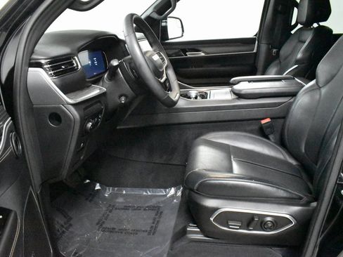 Used 2024 Jeep Wagoneer Series II w/ Flexible Seating Group image 12