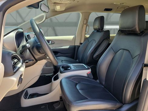 Used 2024 Chrysler Pacifica Touring-L FWD image 12