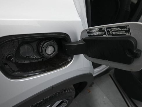 Certified 2025 Volvo XC40 B5 Plus image 18