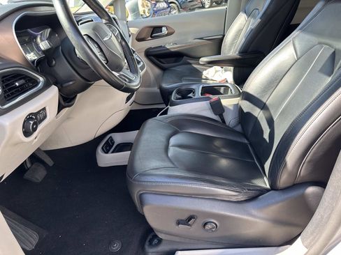 Used 2017 Chrysler Pacifica Touring-L Plus image 26