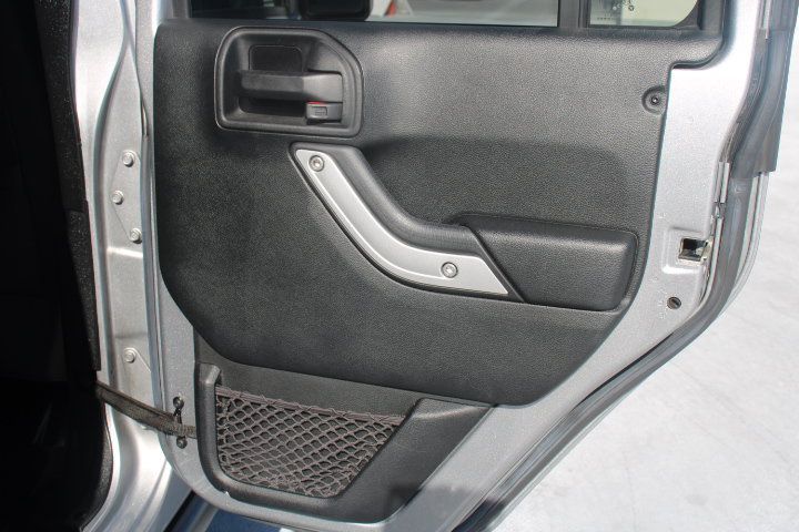 Used 2016 Jeep Wrangler Unlimited Rubicon w/ Connectivity Group AWD/4WD image 14