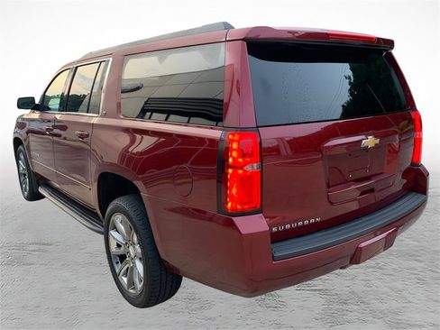 Used 2018 Chevrolet Suburban LT w/ Luxury Package AWD/4WD image 4