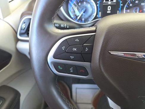 Used 2017 Chrysler Pacifica Touring-L FWD image 48