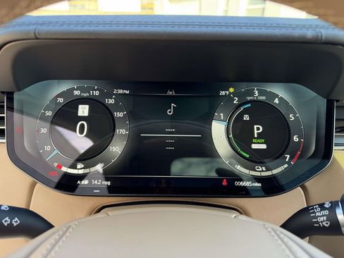 Used 2025 Land Rover Range Rover SE image 32