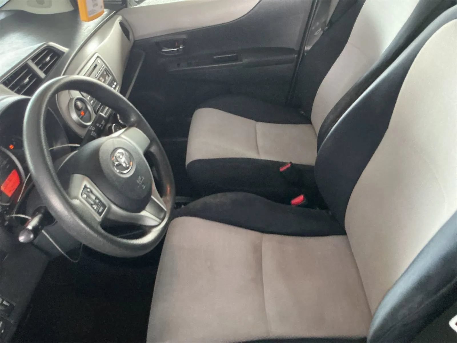 Used 2013 Toyota Yaris LE FWD image 3