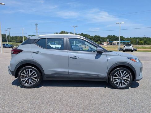 Used 2022 Nissan Kicks SV FWD image 6