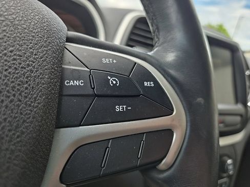 Used 2018 Jeep Cherokee Trailhawk w/ Cold Weather Group AWD/4WD image 17
