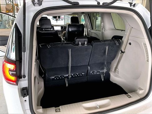 Used 2023 Chrysler Pacifica Limited image 36