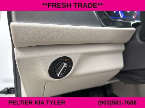 Used 2023 Volkswagen Jetta SE w/ Panoramic Sunroof Package image 16