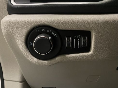 Used 2022 Chrysler Voyager LX FWD image 38