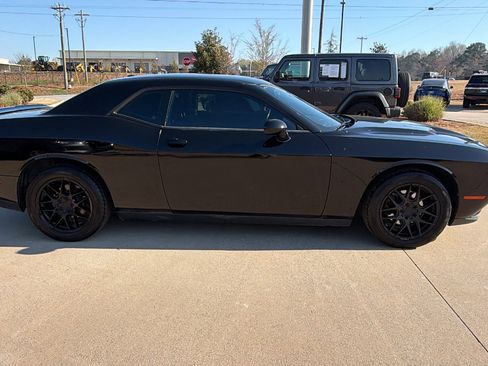 Used 2019 Dodge Challenger SXT image 7