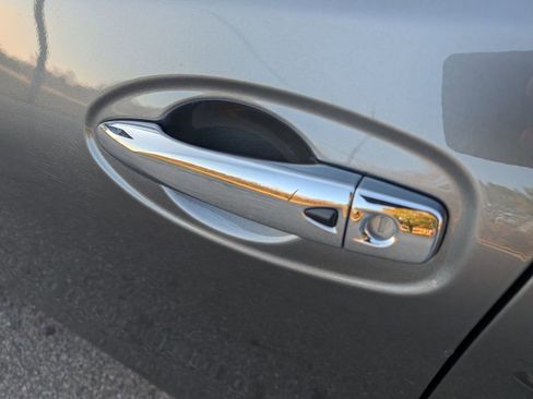 Used 2018 Nissan Rogue SV image 9