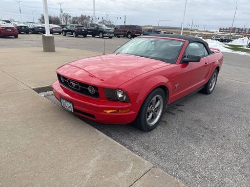 Used 2006 Ford Mustang Convertible image 2