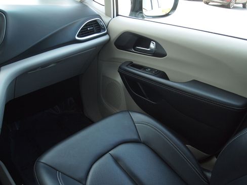 Used 2024 Chrysler Pacifica Touring-L FWD image 14