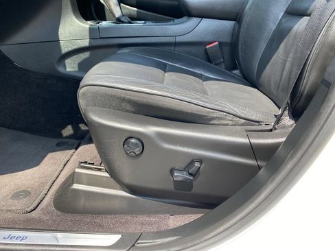Used 2018 Jeep Grand Cherokee Overland RWD image 12