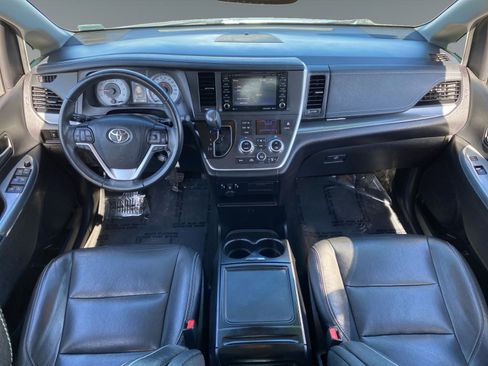Used 2020 Toyota Sienna SE image 10